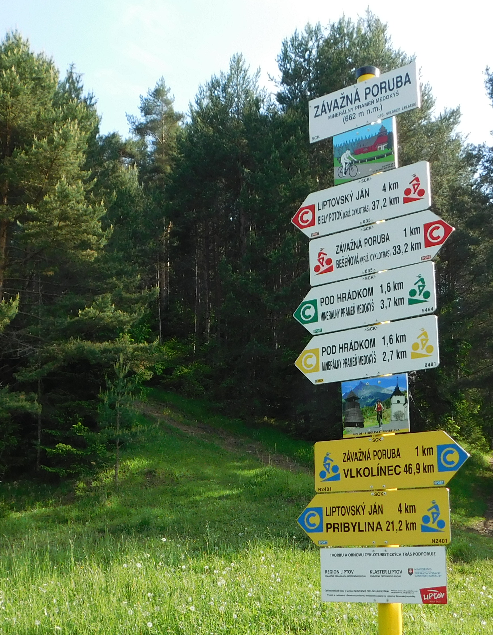 Rozcesník turistických a cyklo trás za dedinou Závažná Poruba.
