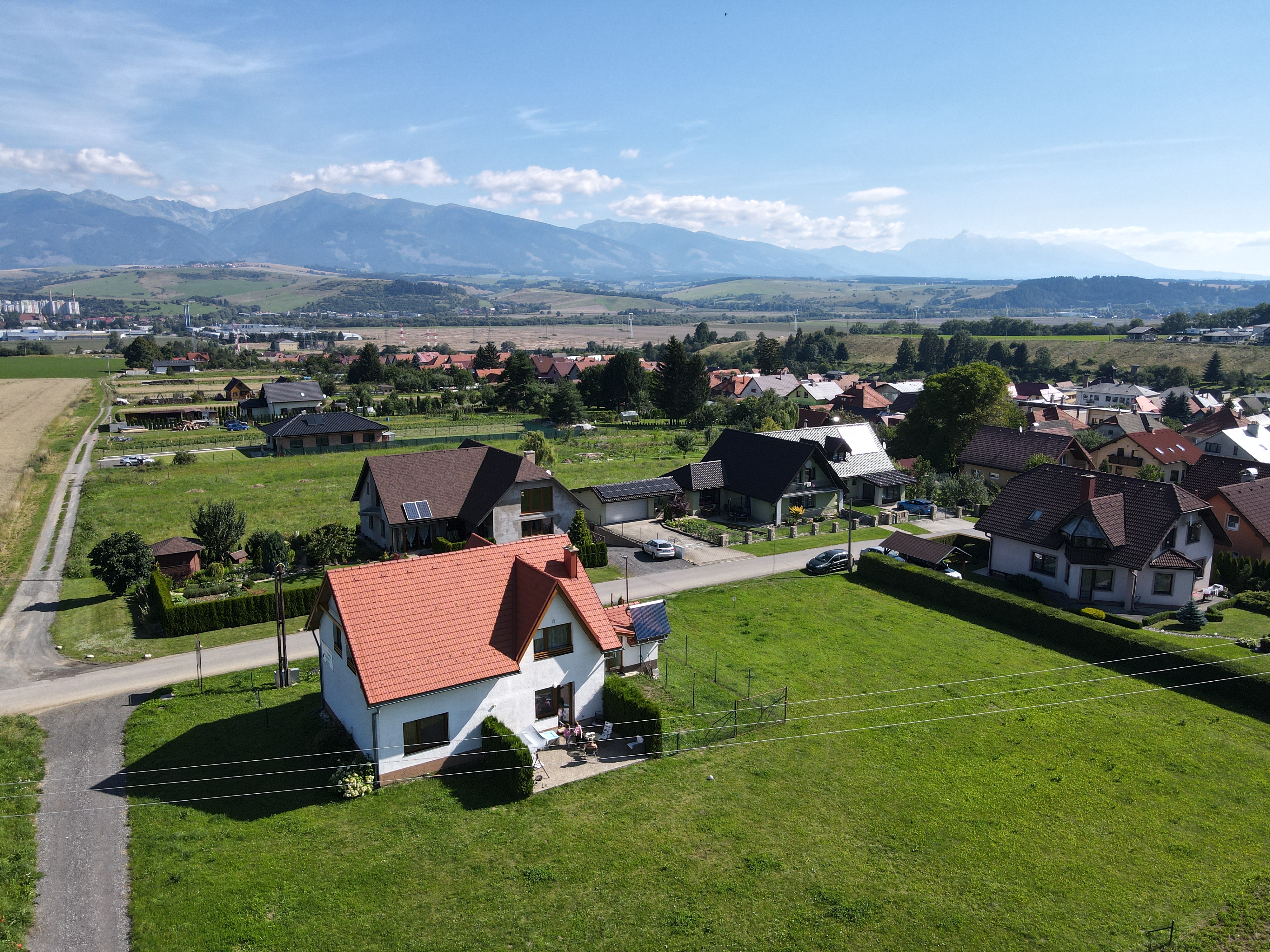 Pohľad z výšky na terasu a záhradu